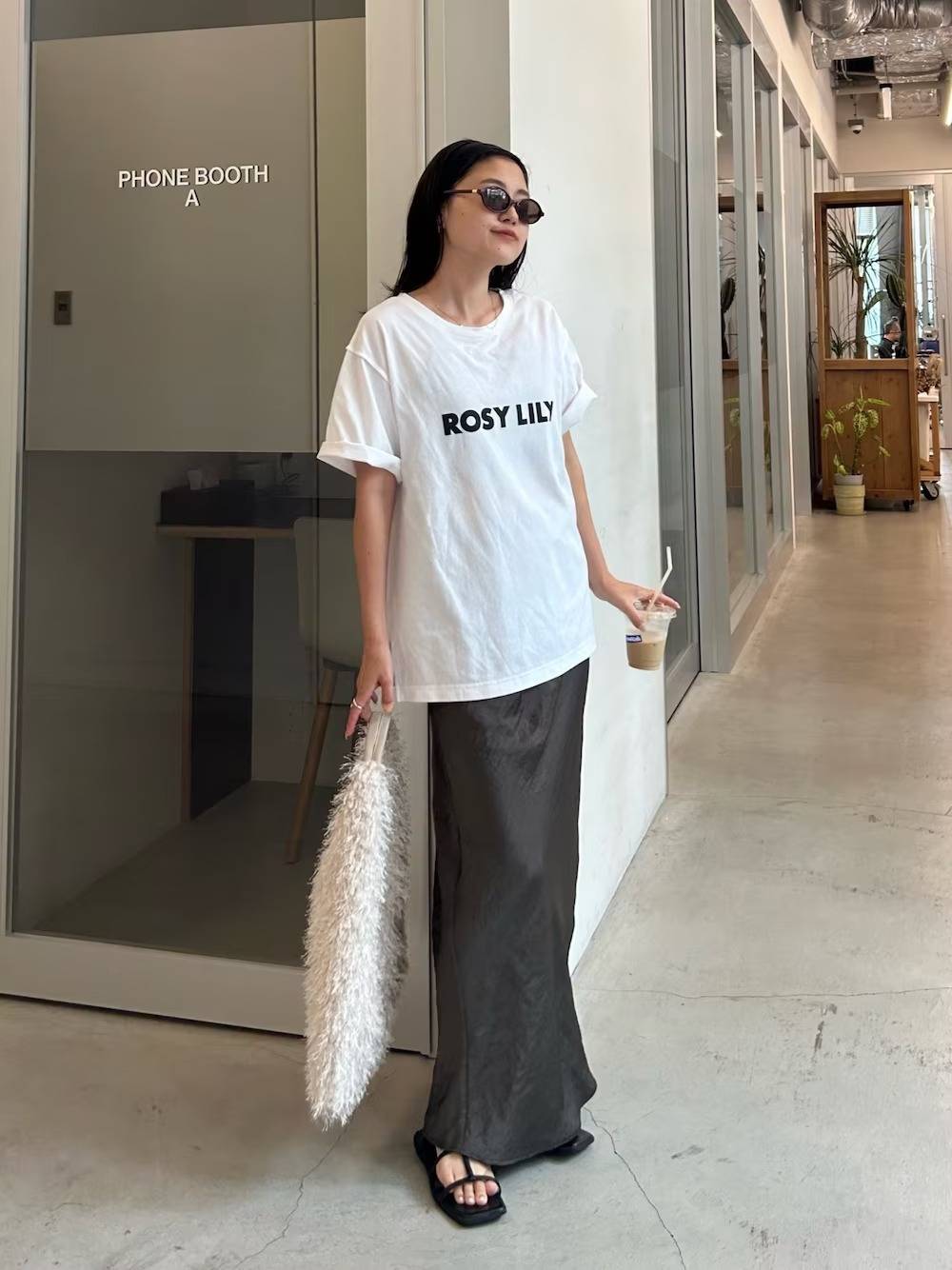 ロゴTシャツ×サテンスカート