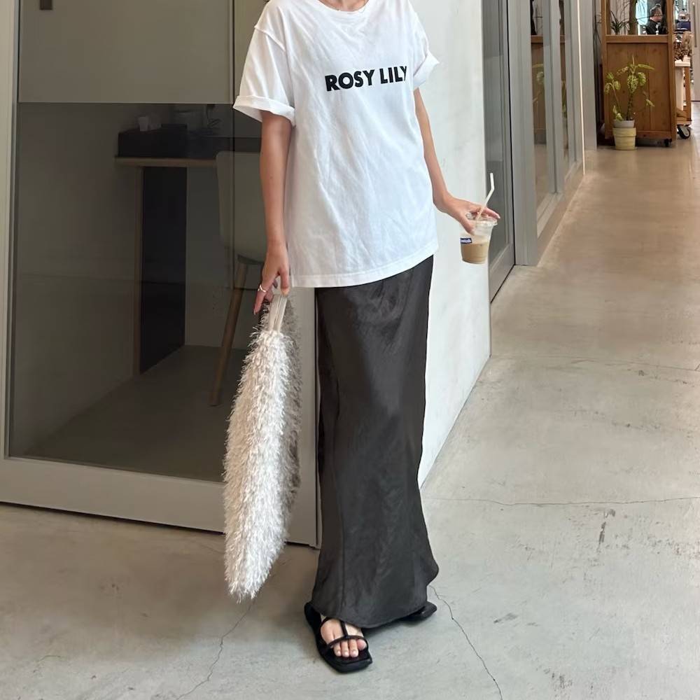 モノトーンコーデの女性
