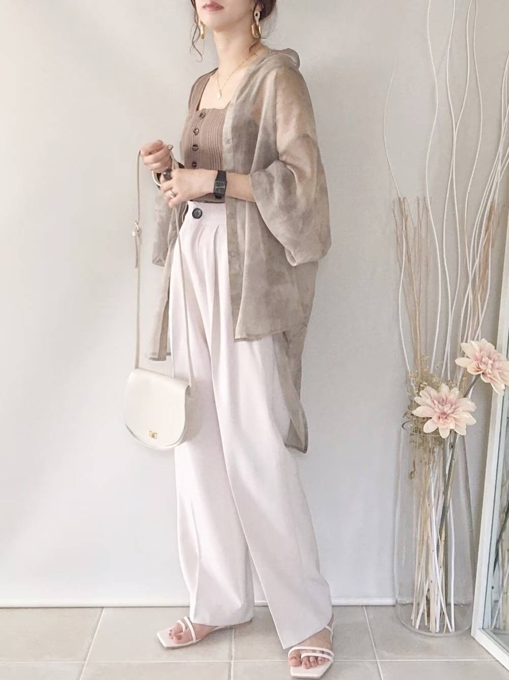 トップス同色のシアーシャツを羽織る♡