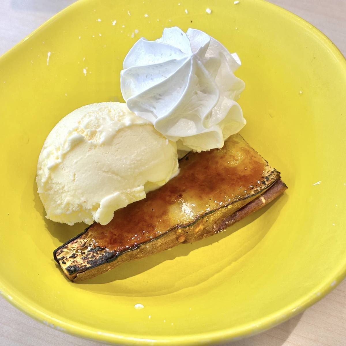 はま寿司の「ひんやり焼き芋ブリュレ バニラアイス添え」