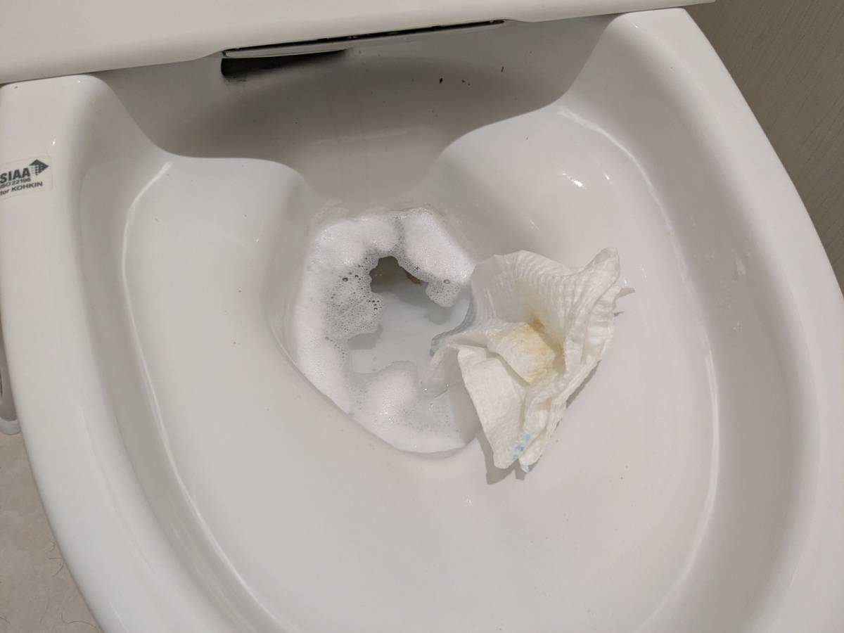 【トイレ掃除】がむちゃくちゃ簡単に！！1枚のシートがどんどん汚れを消していく！！