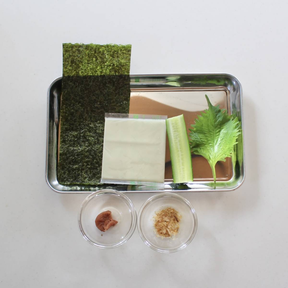 JAグループ公式の「お弁当に！きゅうりのおかか梅チーズのり巻き♪」のレシピ