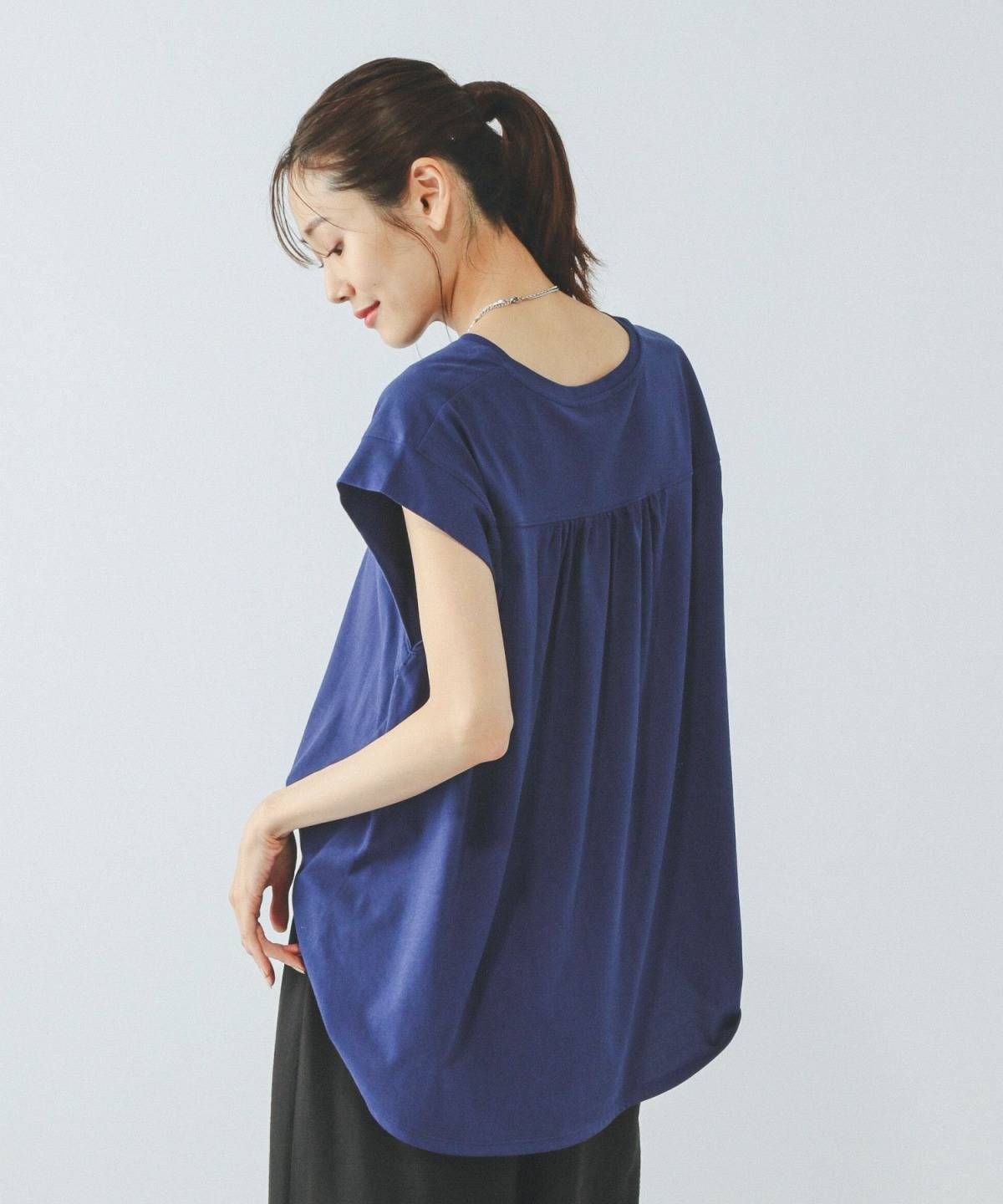 夏の涼しげトップス