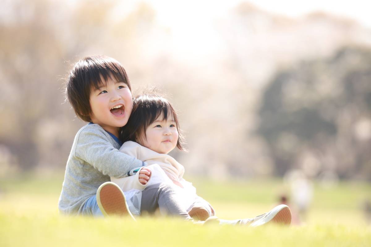 芝生で遊ぶ子どもたち