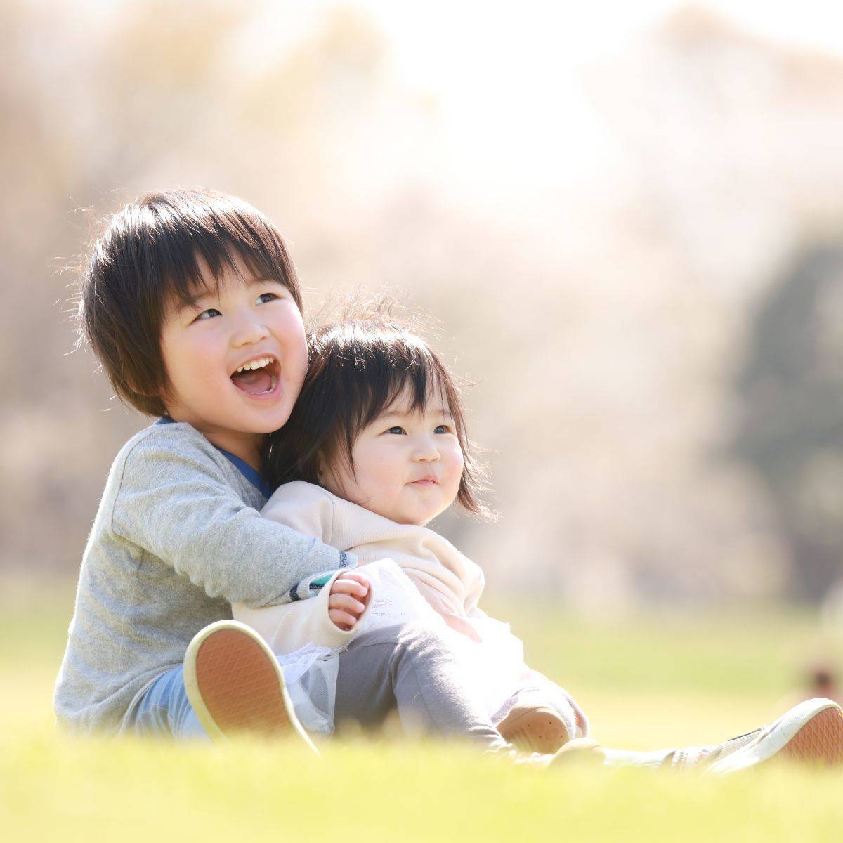 芝生で遊ぶ子どもたち