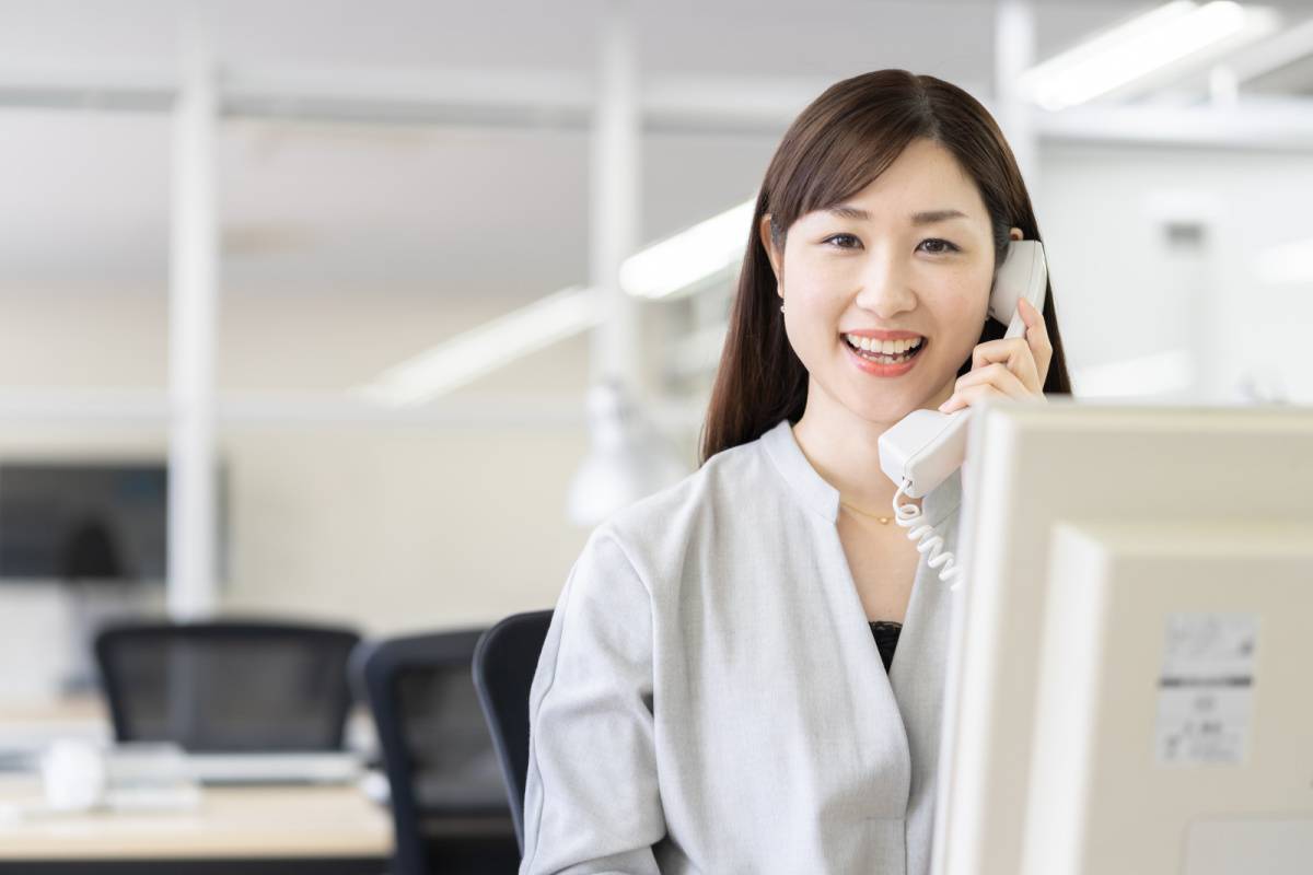 オフィスで電話をしている女性