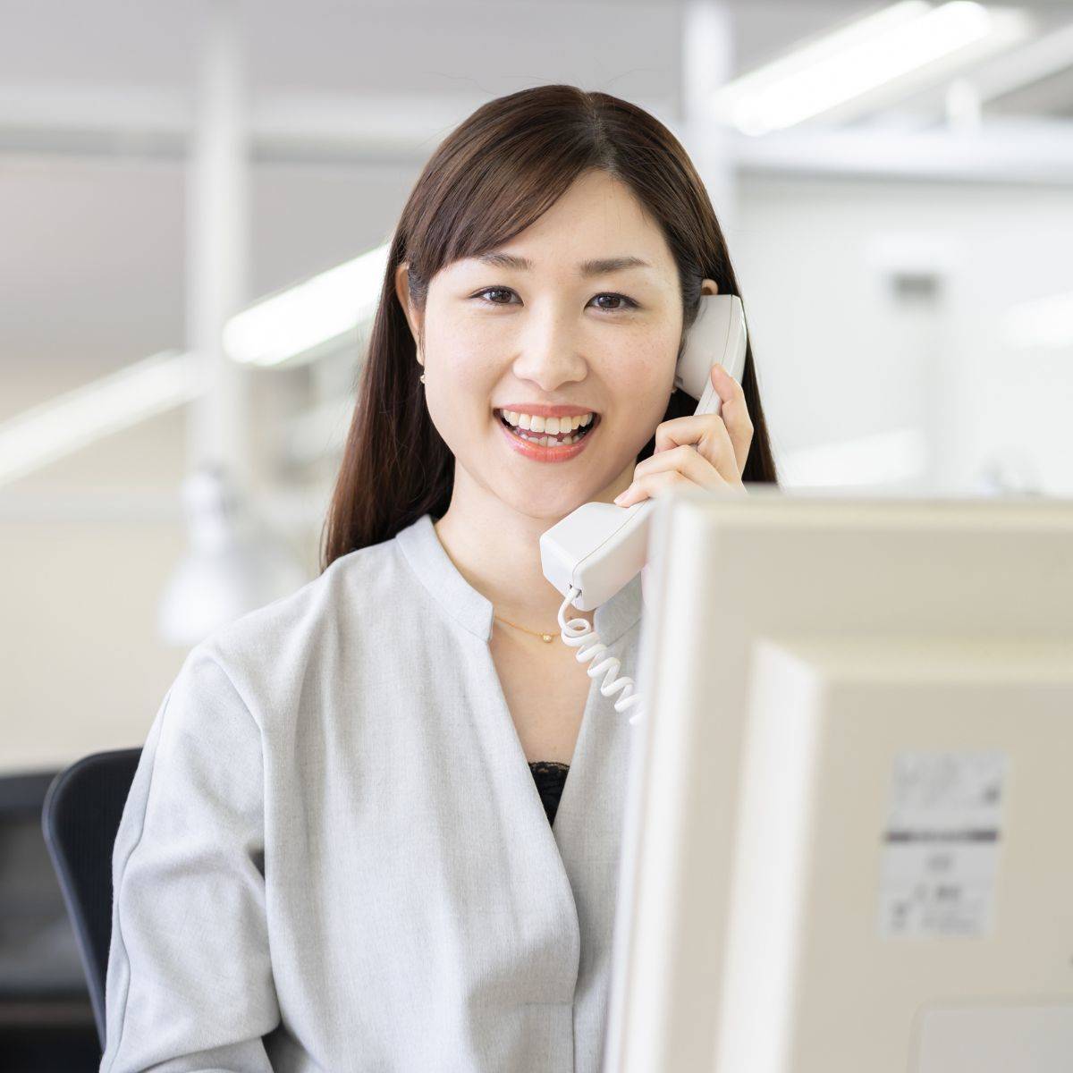オフィスで電話をしている女性