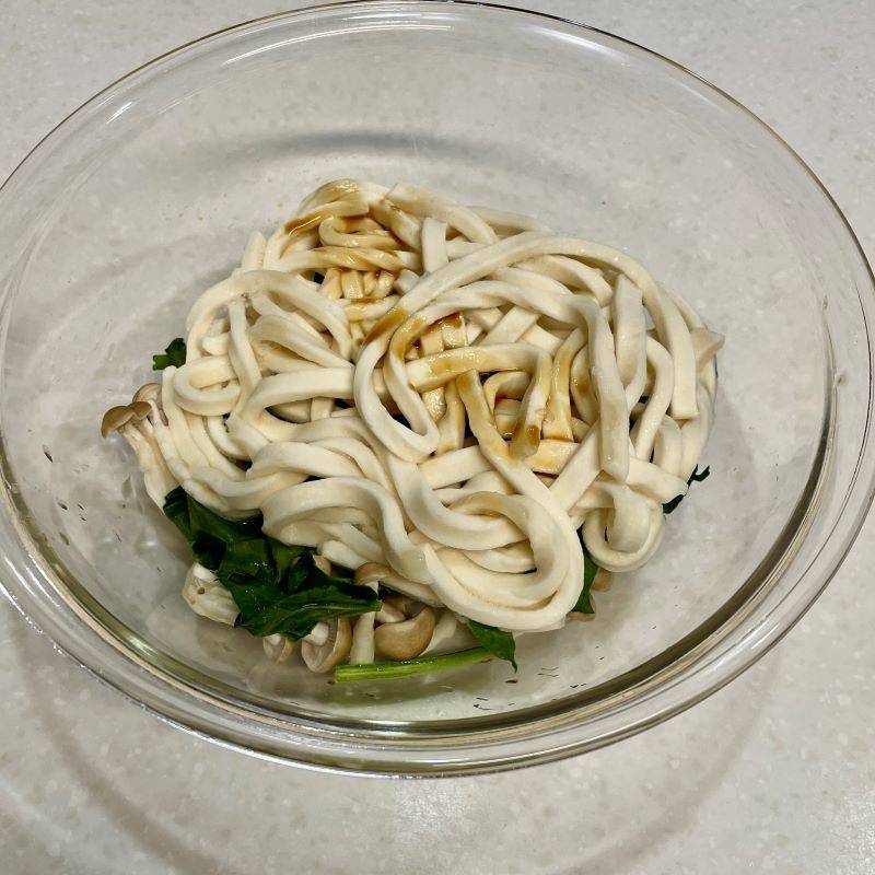 テーブルマーク公式の「レンジだけ！ほうれん草とベーコンのバターしょうゆうどん」のレシピ