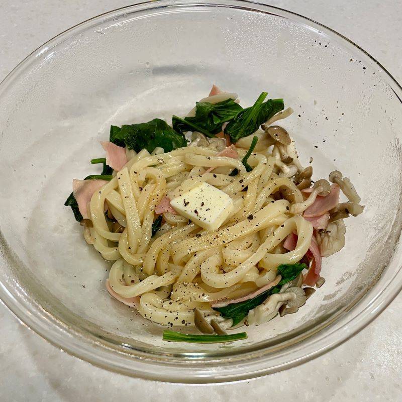 テーブルマーク公式の「レンジだけ！ほうれん草とベーコンのバターしょうゆうどん」のレシピ