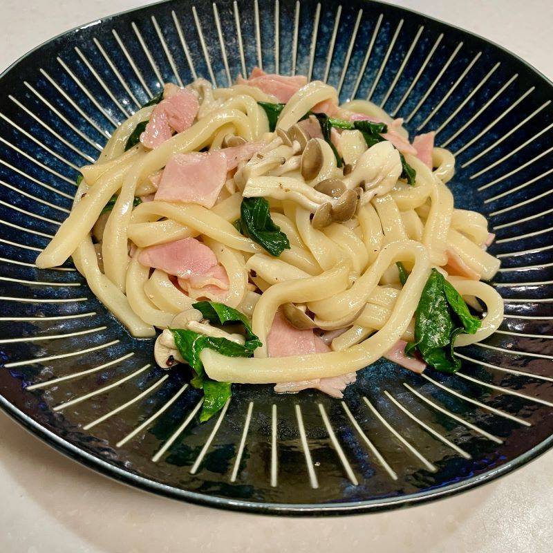 テーブルマーク公式の「レンジだけ！ほうれん草とベーコンのバターしょうゆうどん」のレシピ