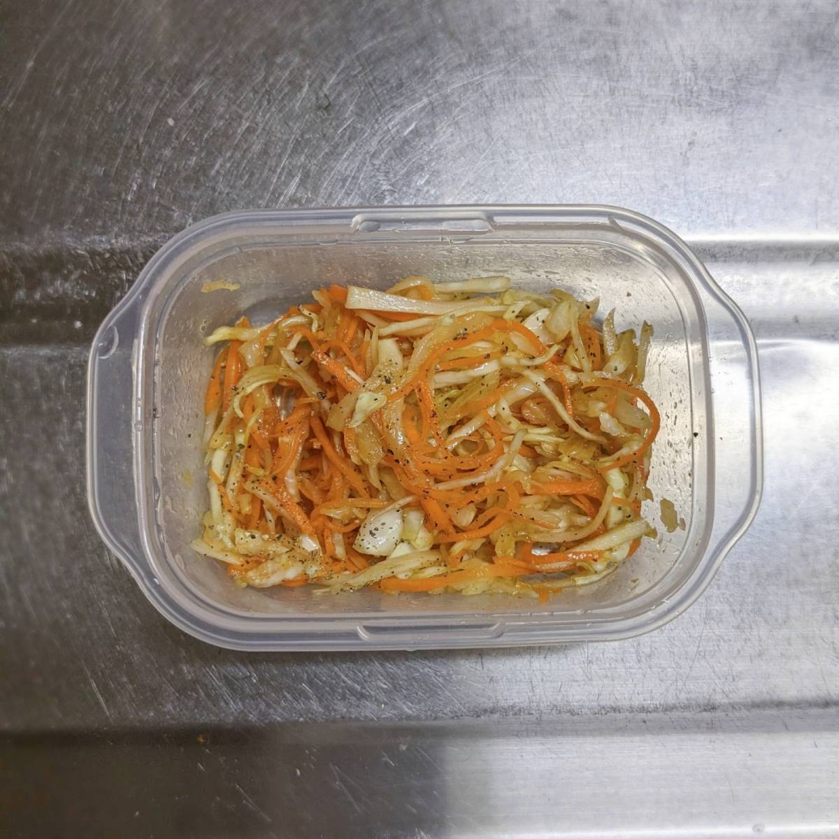 JAグループ公式の「キャベツと人参のカレー風味サラダ」のレシピ