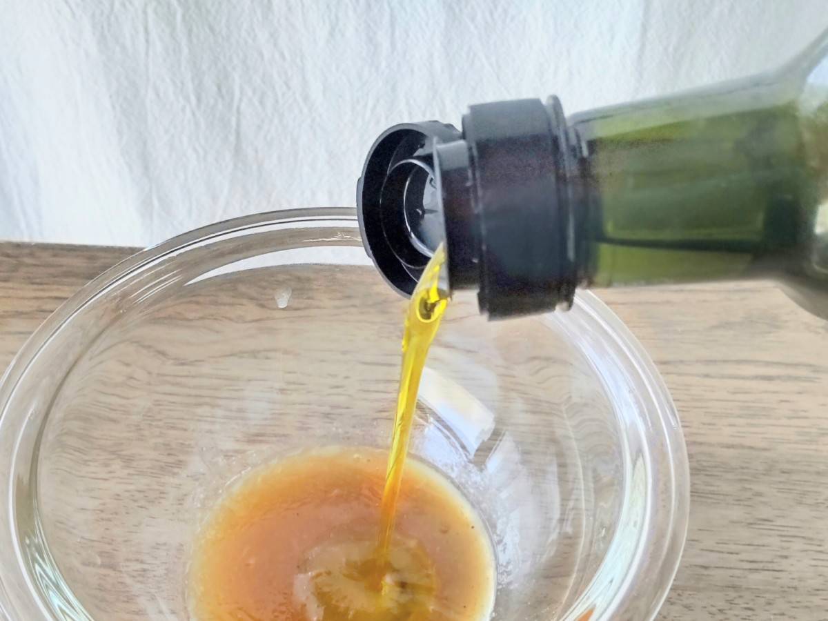 カルディの塩レモンパスタソースにオリーブオイルを混ぜているところ