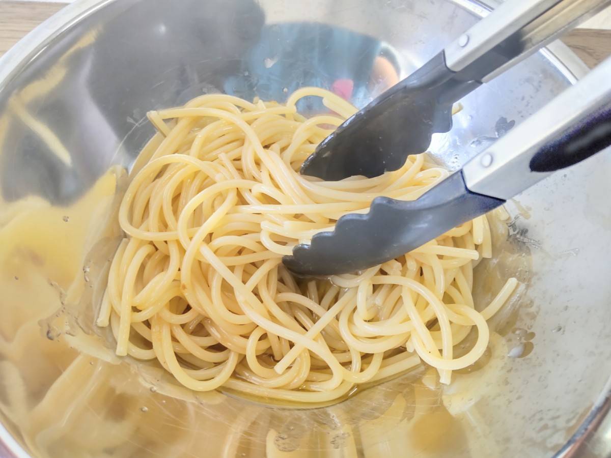 カルディの塩レモンパスタソースをパスタに和えているところ