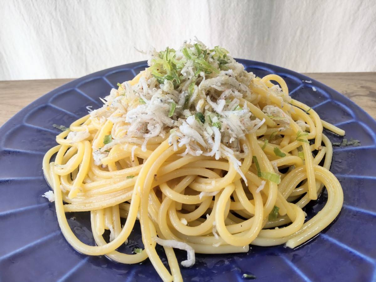 カルディの塩レモンパスタソースを和えたパスタにしらすとネギをトッピング