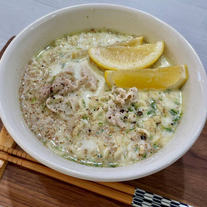 サッポロ一番公式の「【トチギ一番】レモンと牛乳塩らーめん」のレシピ