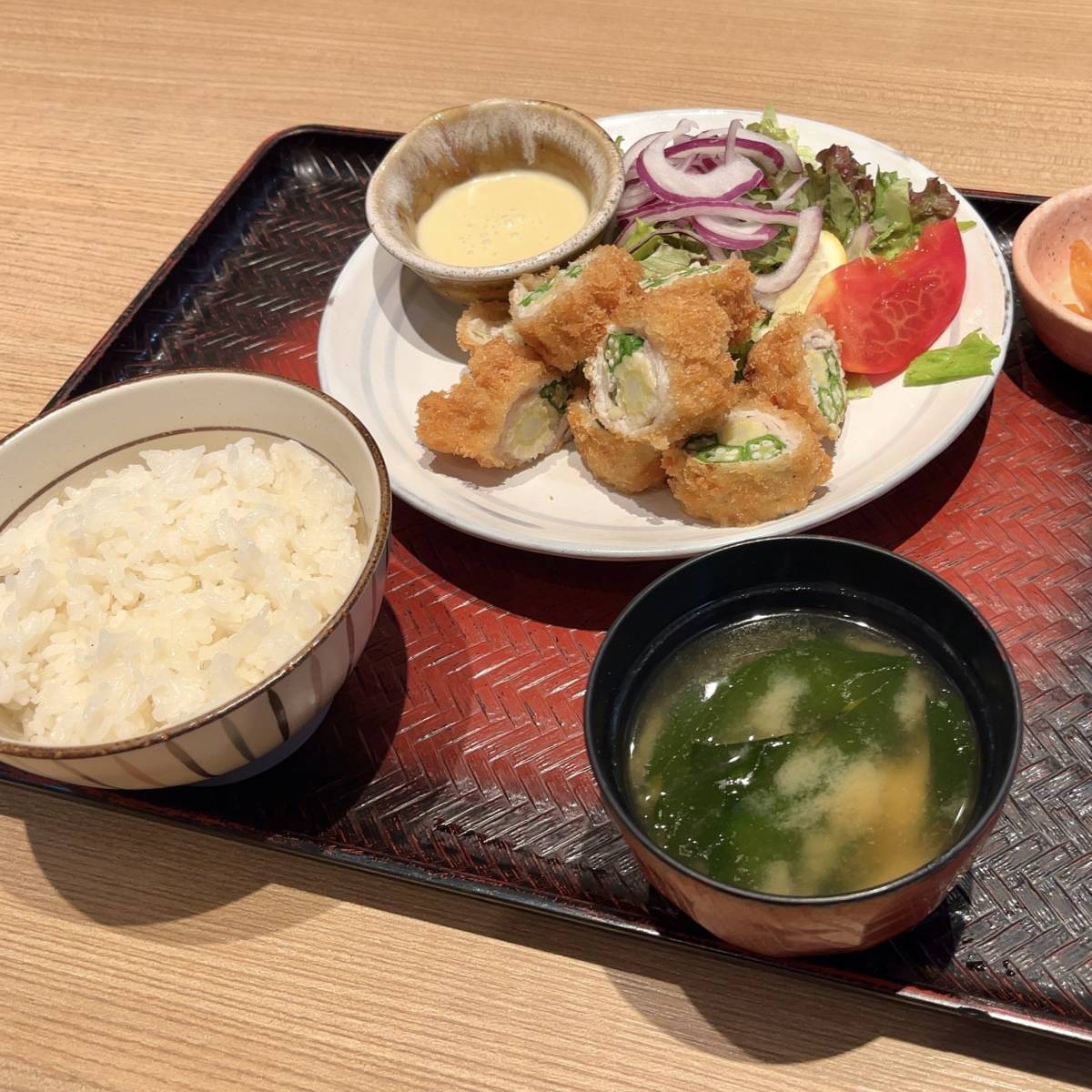 大戸屋の「豚ロースの夏野菜巻き 〜南国風マヨソース〜」