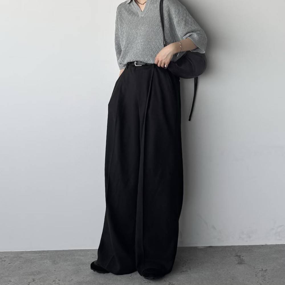 グレートップスに黒パンツを合わせた女性