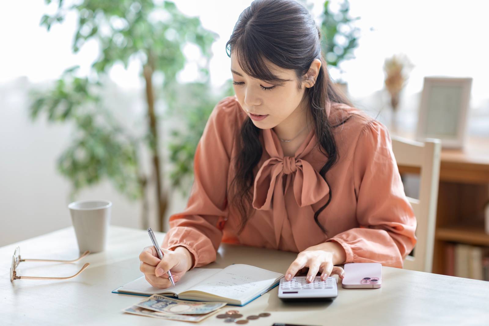 家計簿をつける女性 