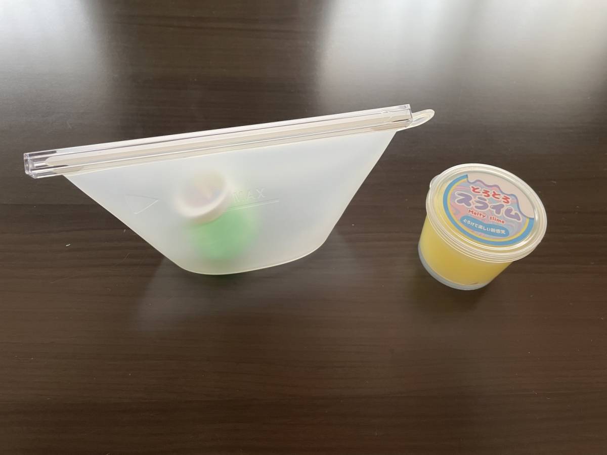スライムを入れた保存袋アップ