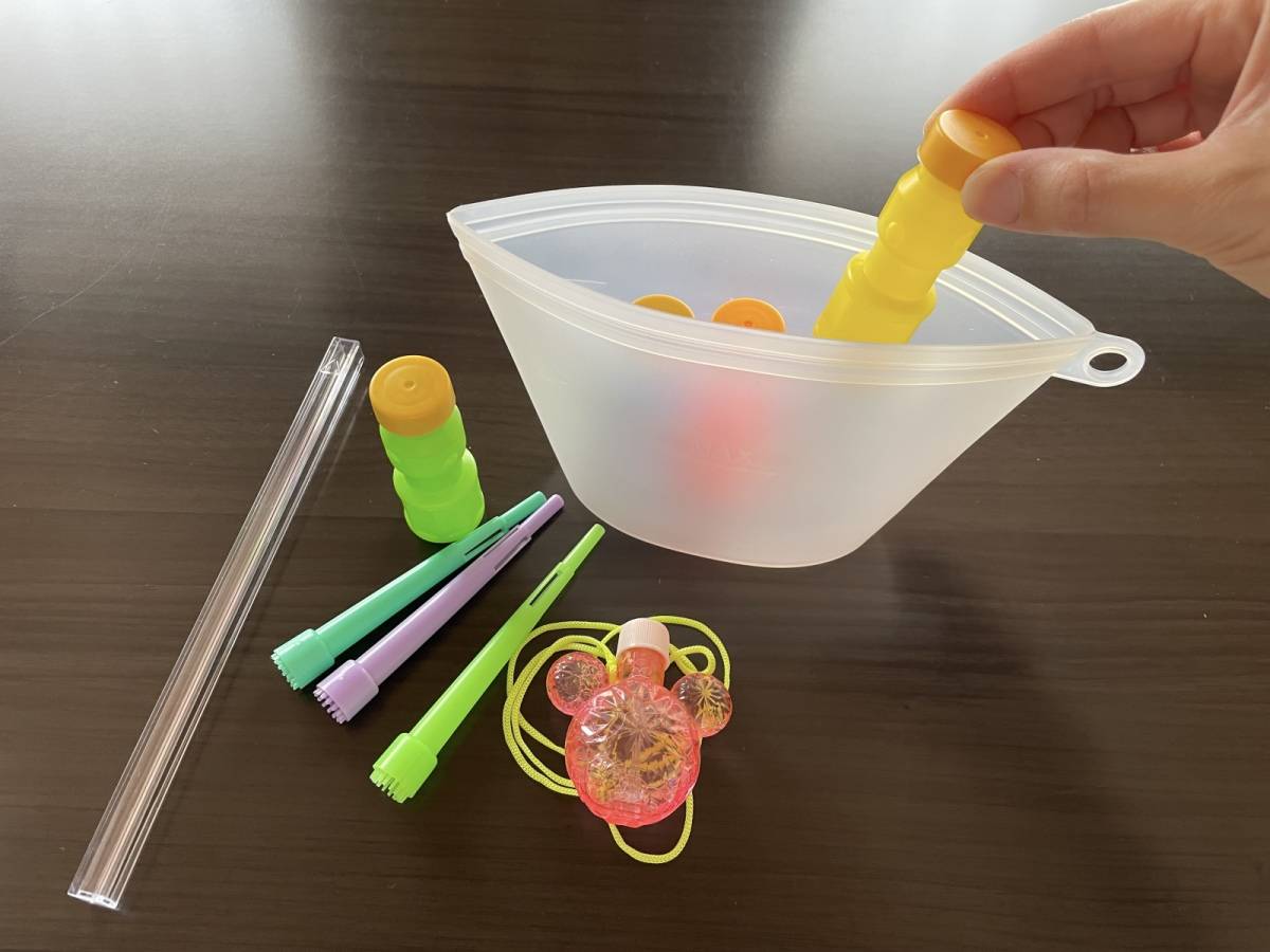 シャボン玉を入れる様子のアップ
