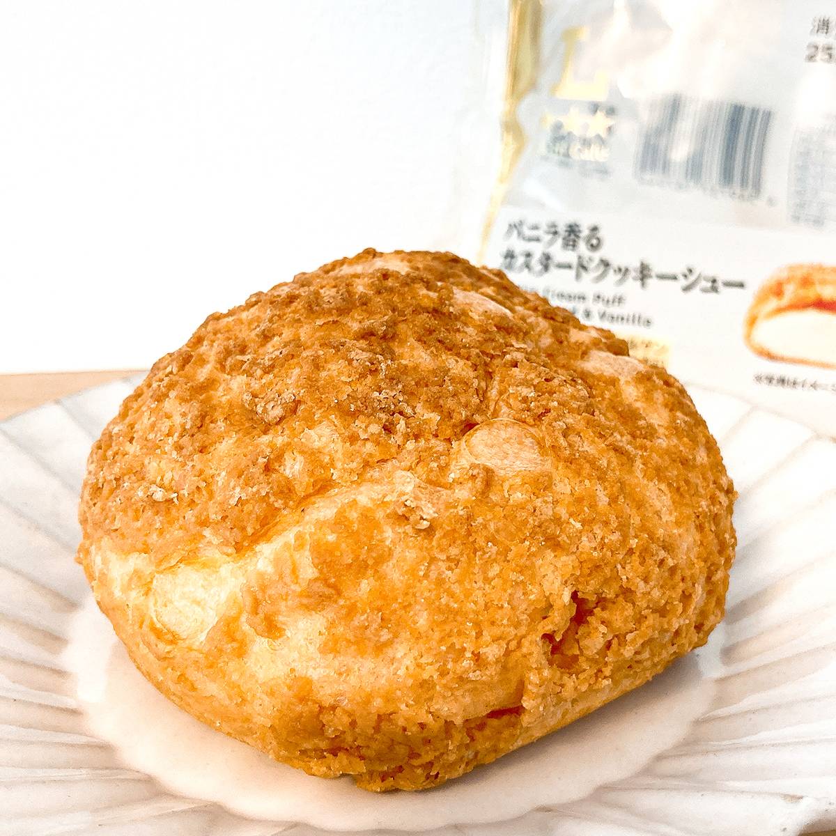 ローソンの「バニラ香るカスタードクッキーシュー」
