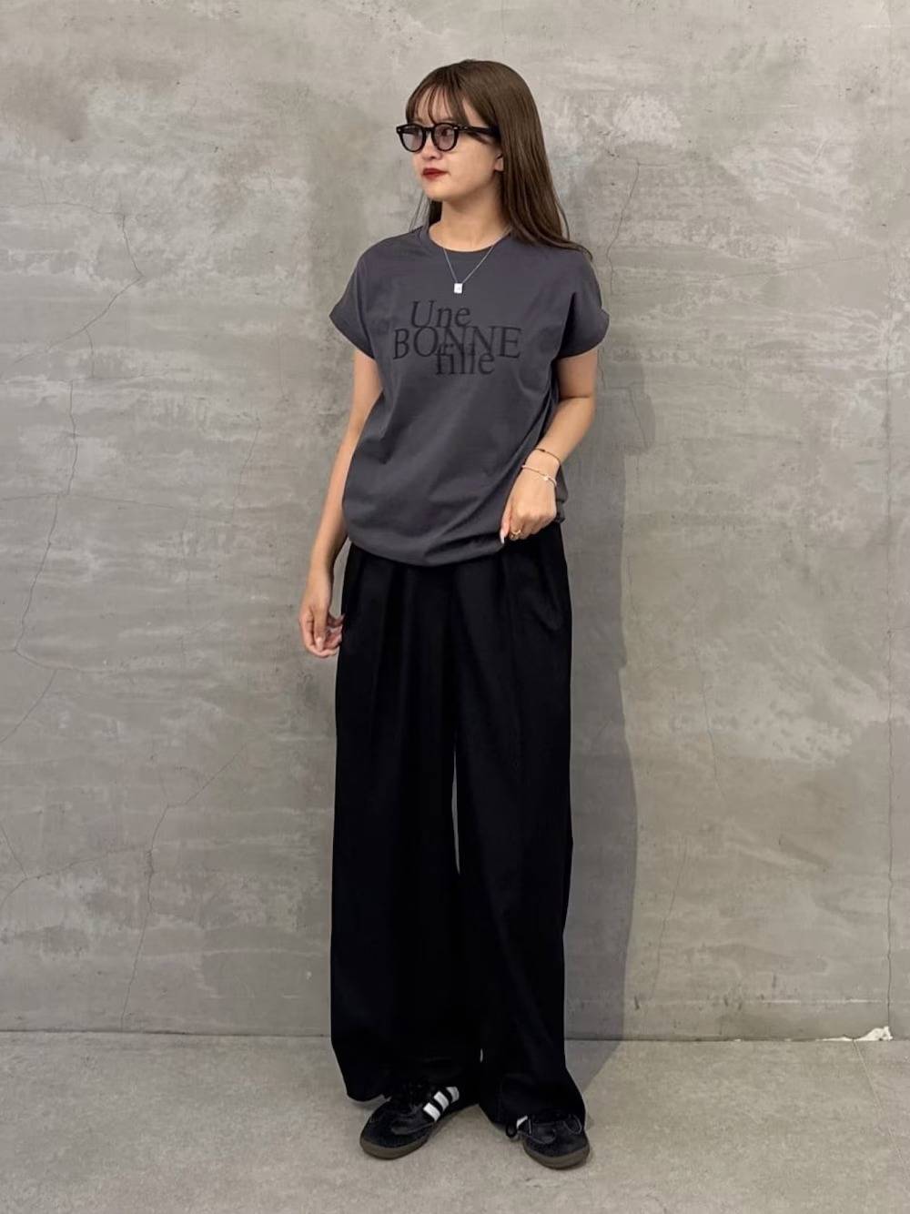 グレーのロゴTシャツを合わせる♡