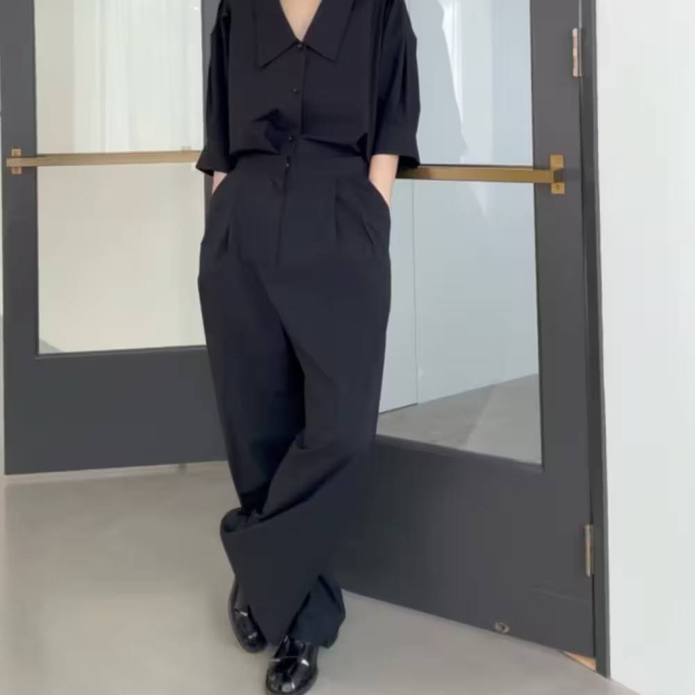 オールブラックコーデの女性