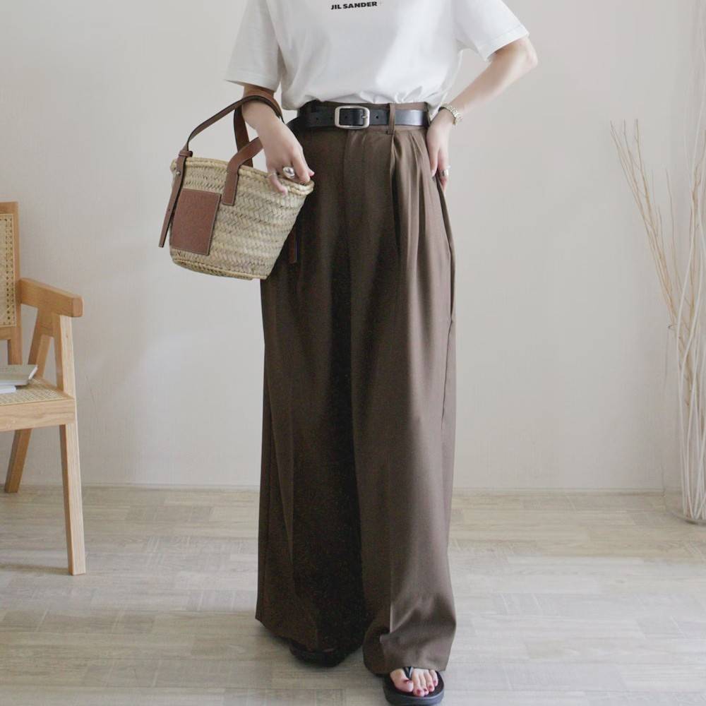 白Tシャツにブラウンのパンツを合わせた女性
