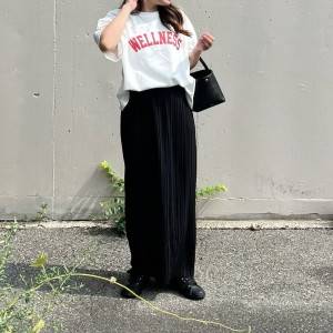  モノトーンコーデの女性 