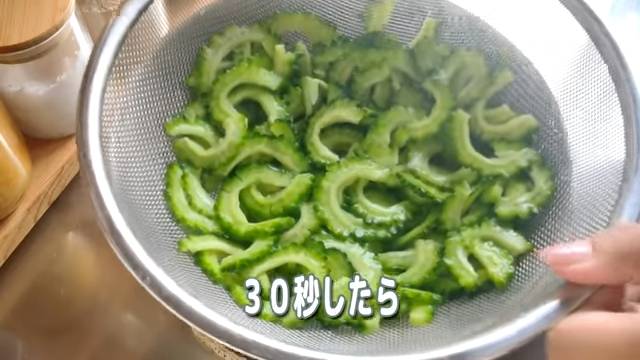 ゴーヤーの下処理をする