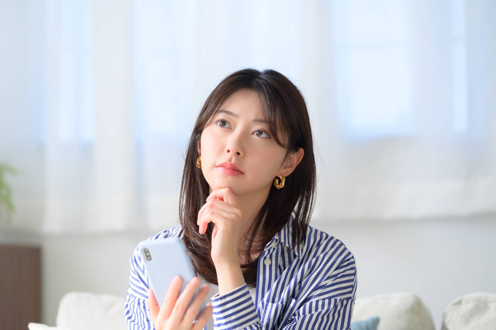 家計について考える女性