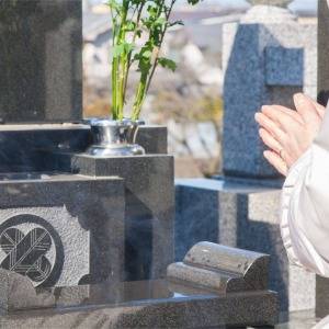 【お墓参り】今さら人には聞けない……。全部知ってた？正しい作法とNG行為