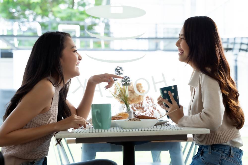 カフェで話す女性