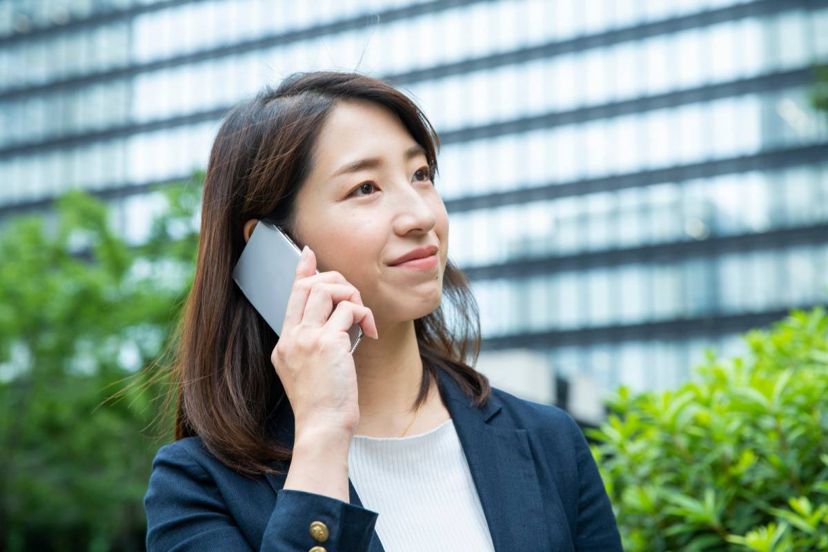 会社の外で電話している女性