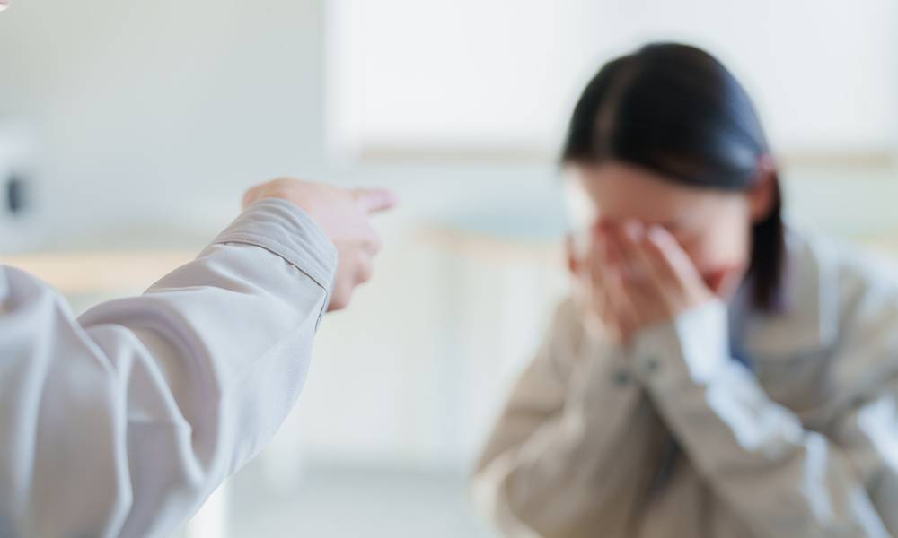 怒られる女性