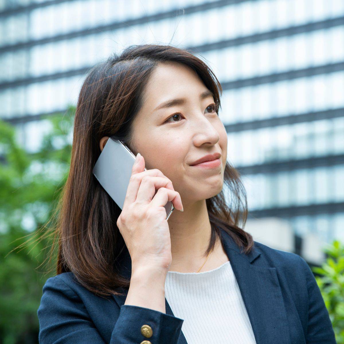 電話をしている女性