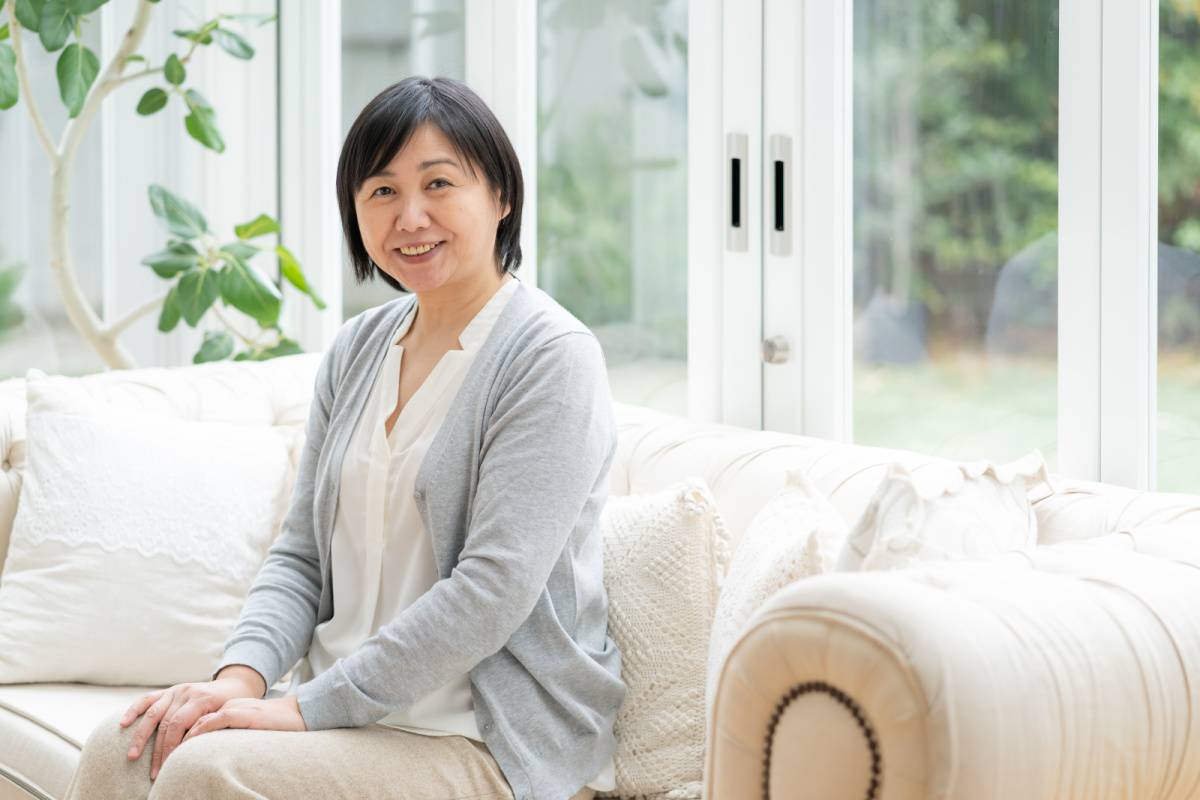 ソファに座っている女性