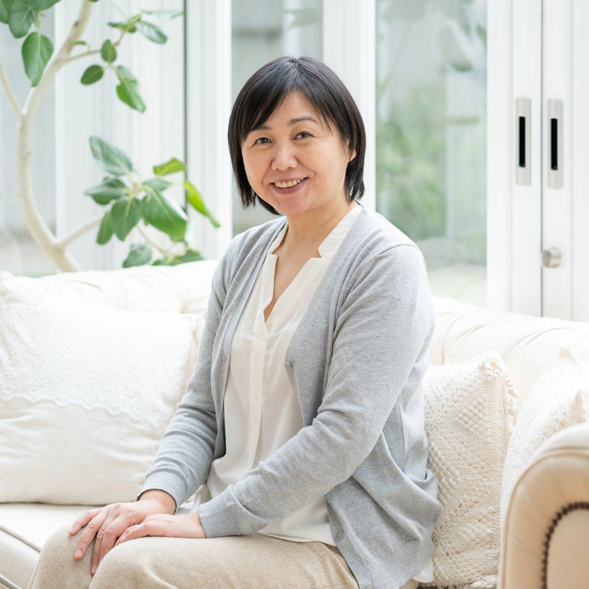 ソファに座っている女性