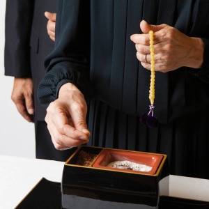【プロが解説】知らずに困ってない……？お焼香の一連の流れとマナー