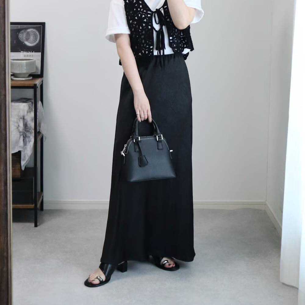 モノトーンコーデの女性