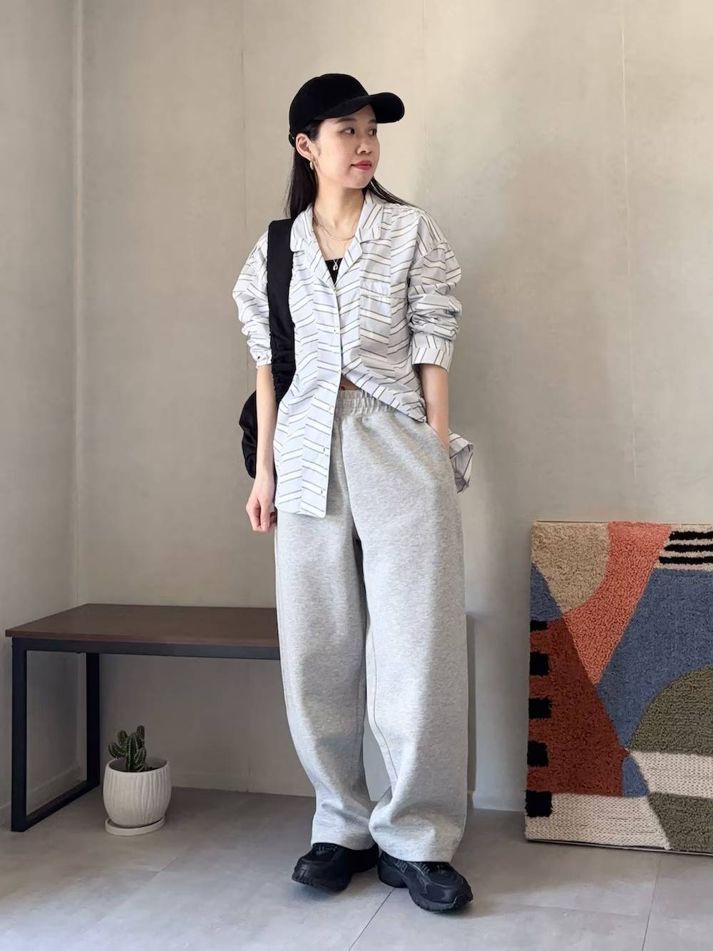 シャツ×スウェットパンツ