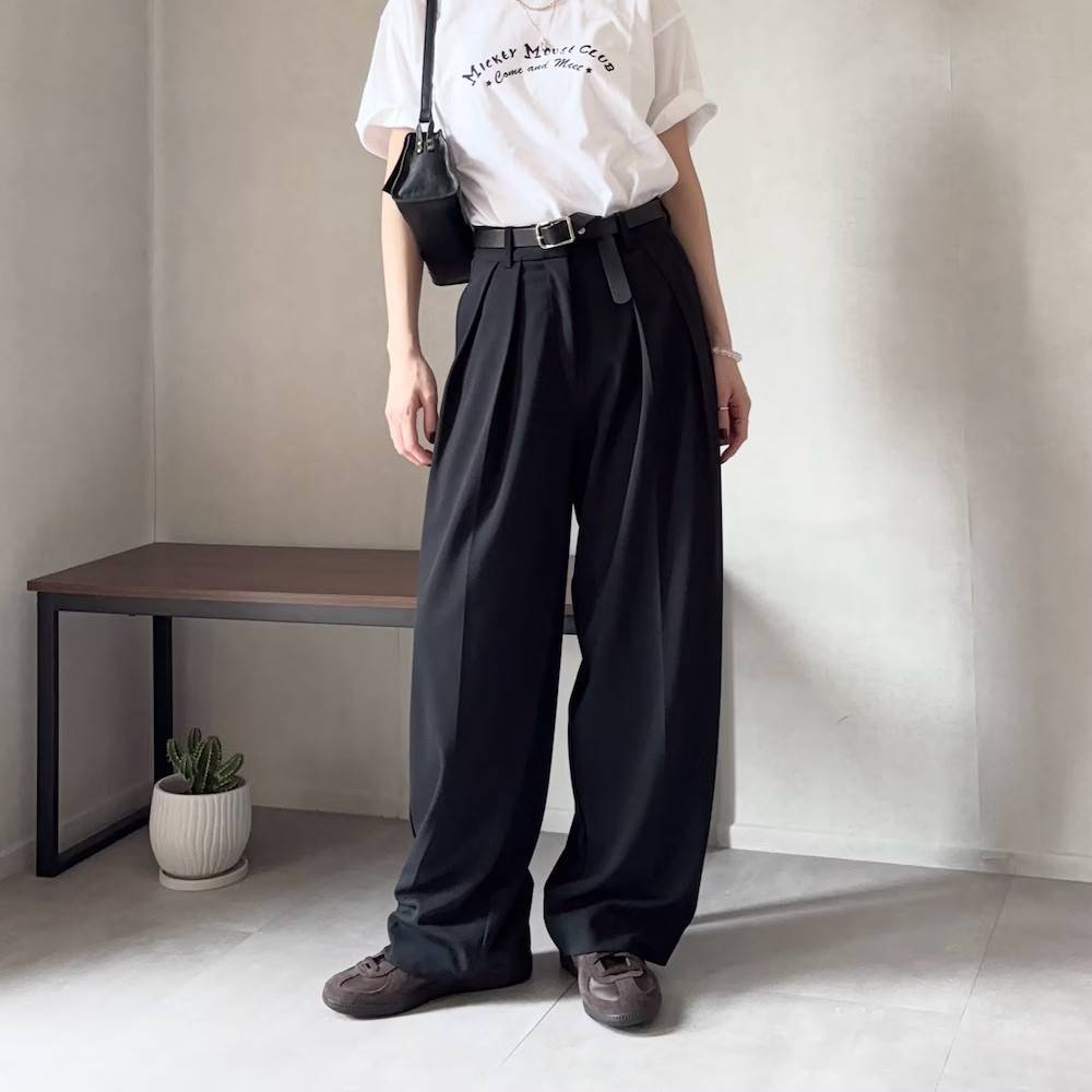 モノトーンコーデの女性