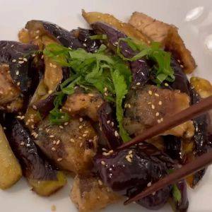 【レシピ】切って焼くだけだから簡単♪絶品「なすの甘酢炒め」の作り方