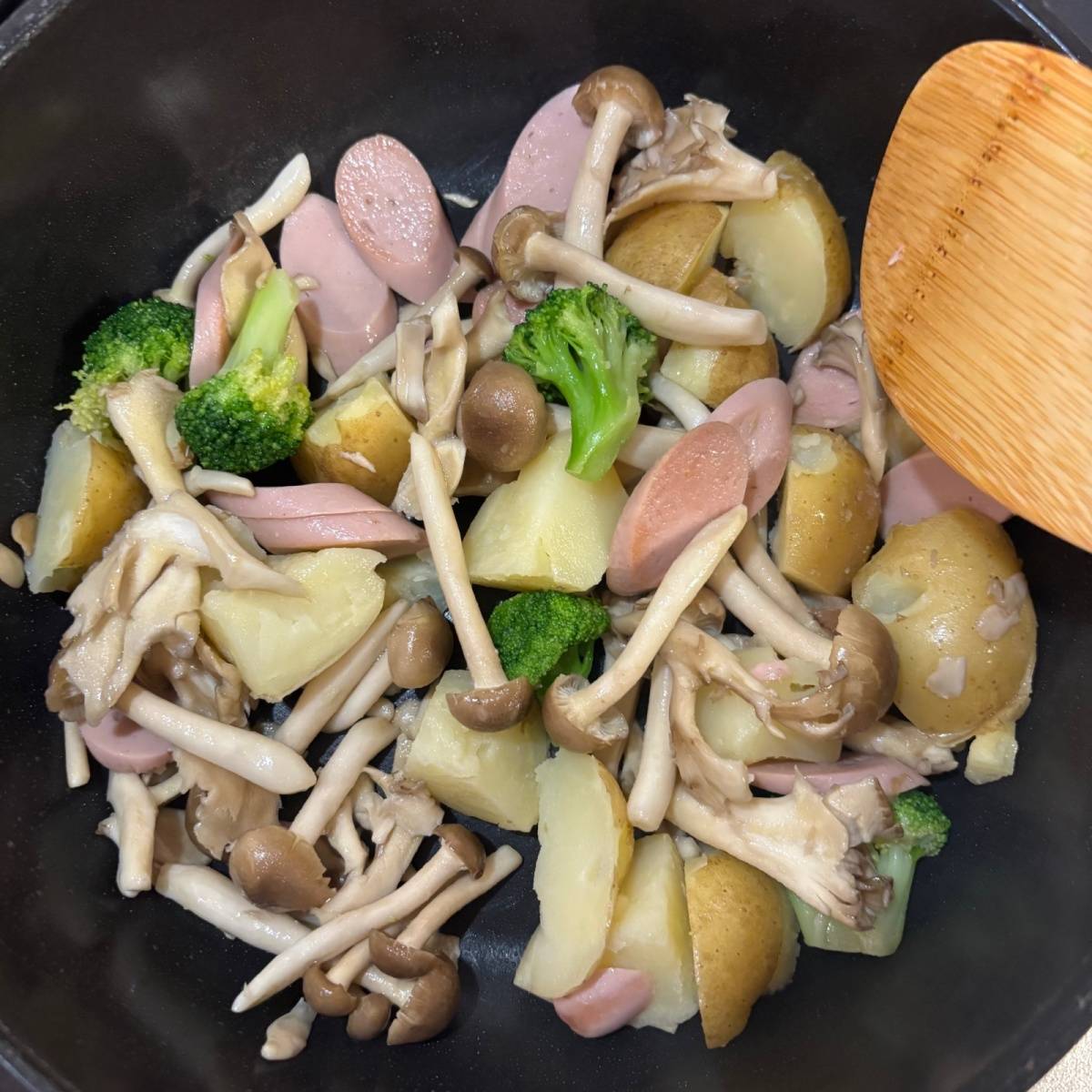 ニッスイ公式の「ブロッコリーとおさかなのソーセージの和風ジャーマンポテト」のレシピ