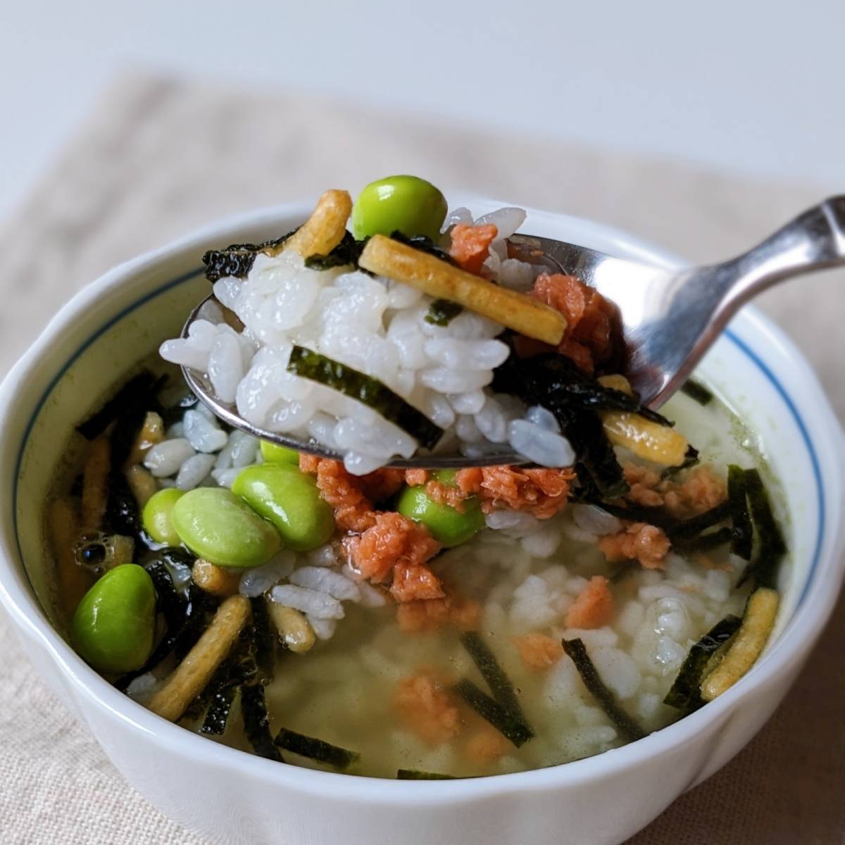 永谷園公式の「ほぐし焼鮭と枝豆のお茶づけ 〜めざまし茶づけ〜」のレシピ
