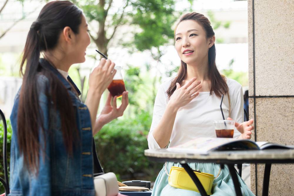 お茶を楽しむ女性