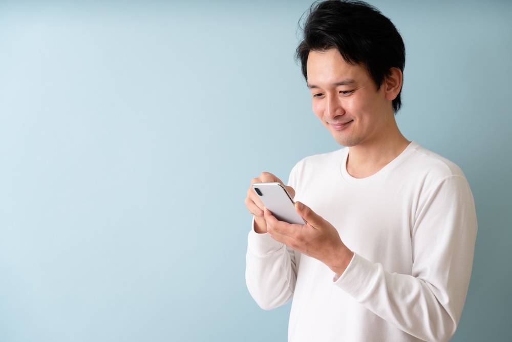 スマホを見つめる男性