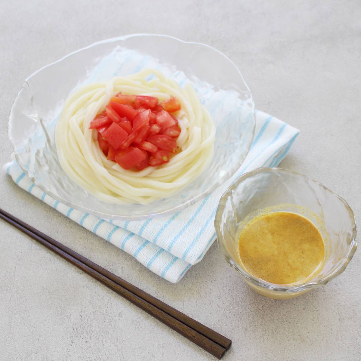 テーブルマーク公式の「冷やしマイルドカレーつけうどん」のレシピ