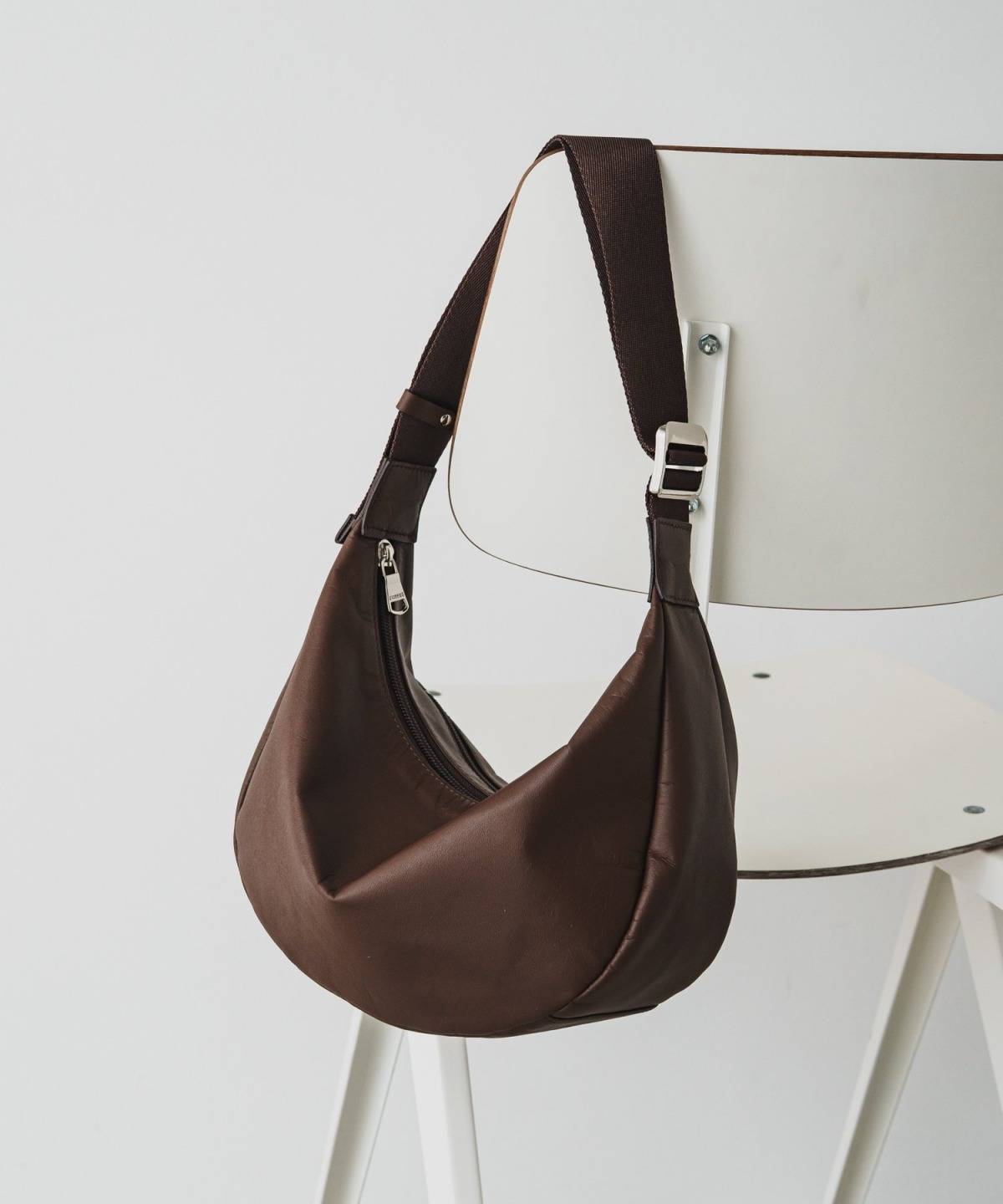 russet ソフトレザーラウンドショルダーバッグ