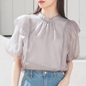 【Honeys】顔まわりが華やかに仕上がる♡9月の「上品ブラウス」5選